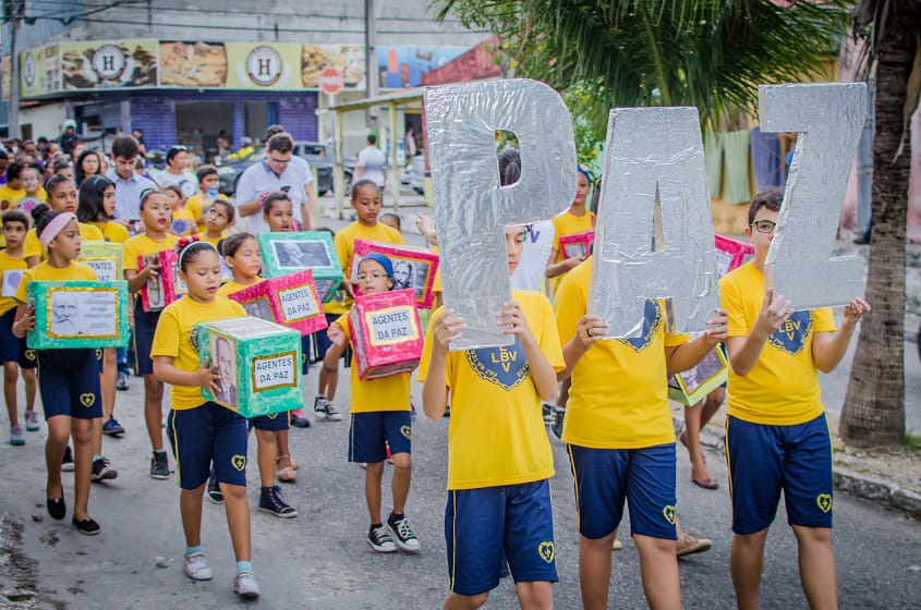 Crianças e adolescentes do Dix-Sept Rosado promovem a 7ª Caminhada pela Paz em Natal