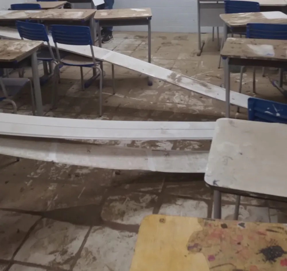 Teto de sala de escola pública desaba durante aula no interior do RN