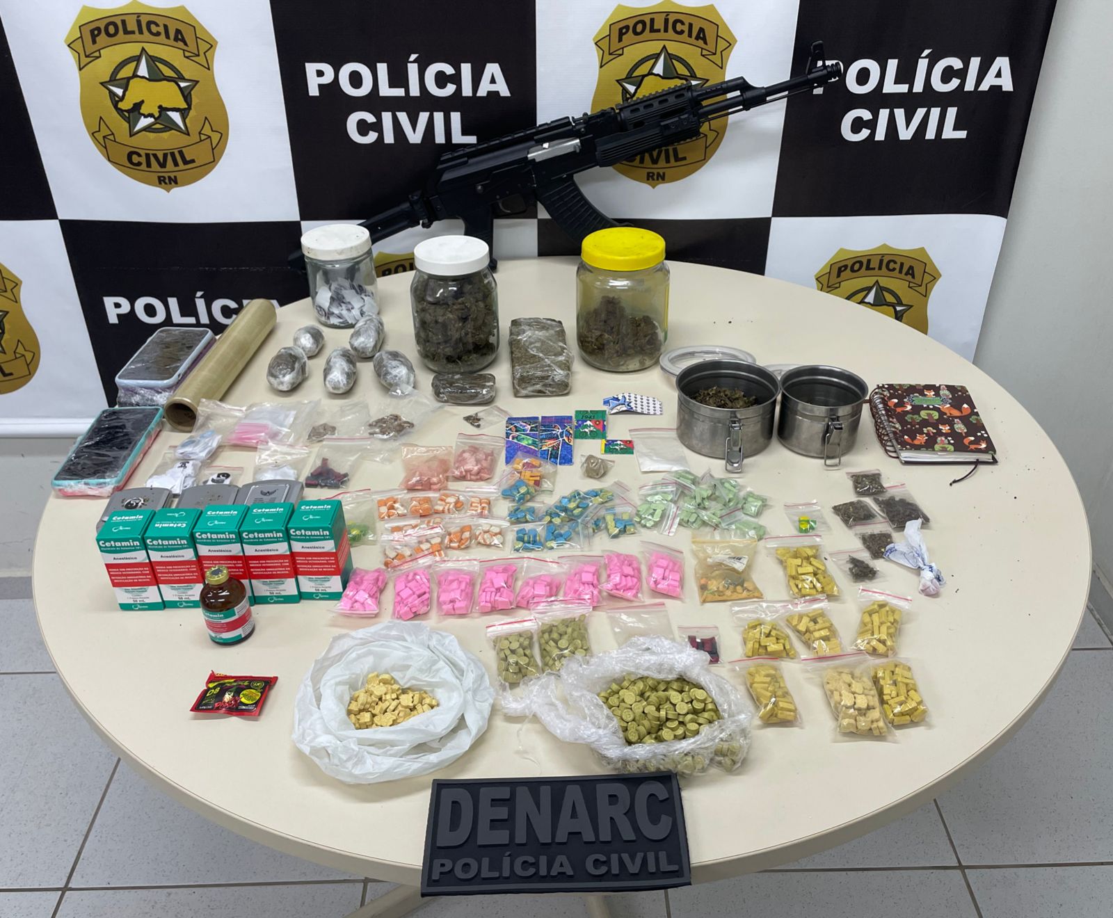 Polícia Civil prende casal e apreende drogas em Ponta Negra