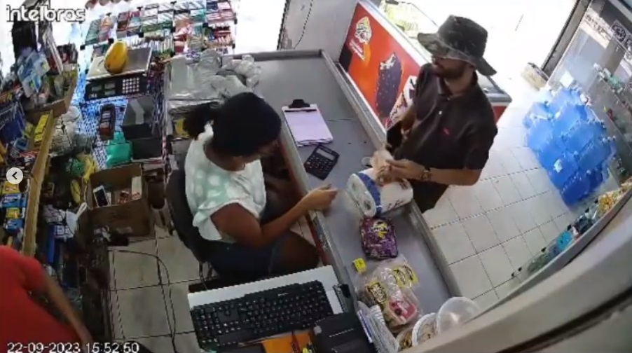 VÍDEO: Bandidos assaltam mercado em Natal e ainda escolhem barrinha de chocolate