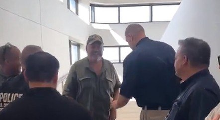 VÍDEO: Homem que escapou da polícia por 32 anos dá risada ao ser algemado nos EUA
