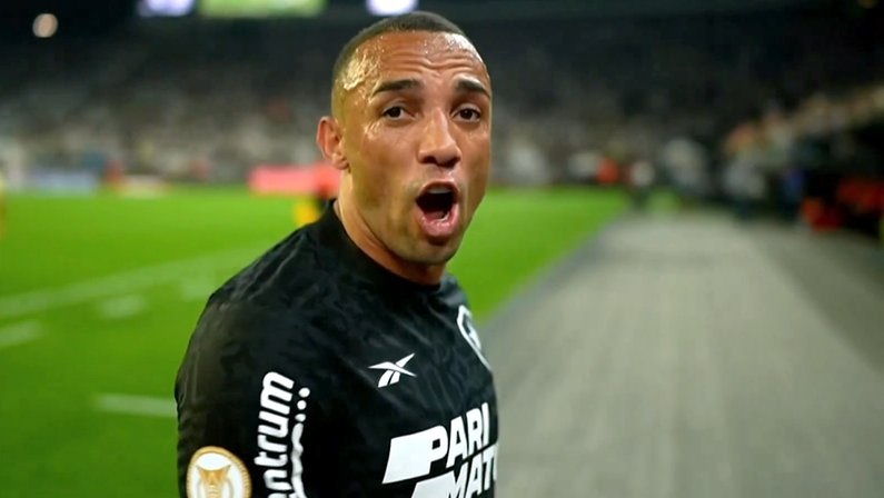 [VÍDEO] Lateral do Botafogo manda recado para Abel Ferreira: 'Isso que é roubo'