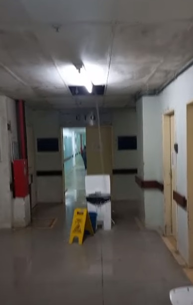 VÍDEO: Água jorra do teto e alaga corredor no Hospital Walfredo Gurgel