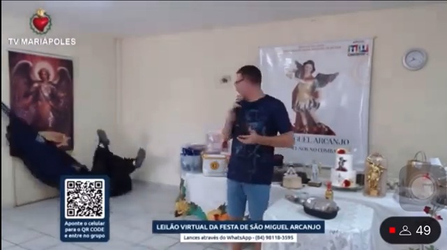 VÍDEO: Padre cai de rede durante leilão no RN; ASSISTA