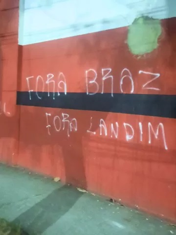 Flamengo: Muros da Gávea são pichados após vice na Copa do Brasil