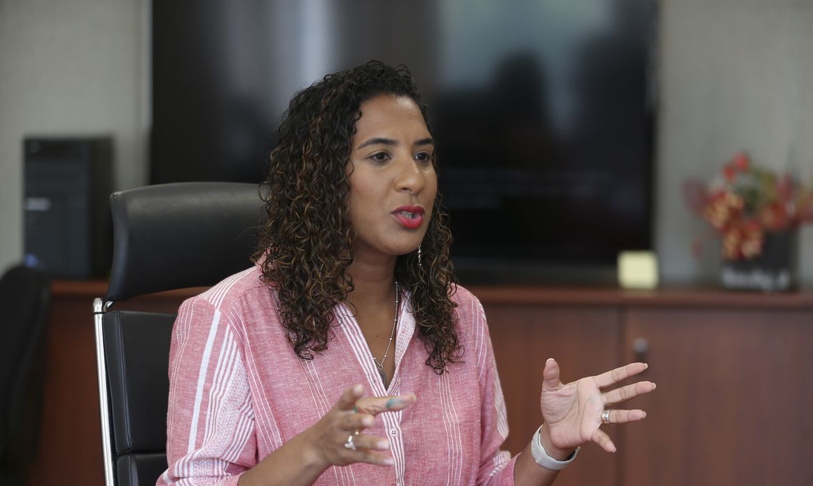 VÍDEO: Ministra de Lula usa avião da FAB para ir a jogo do Fla; assista