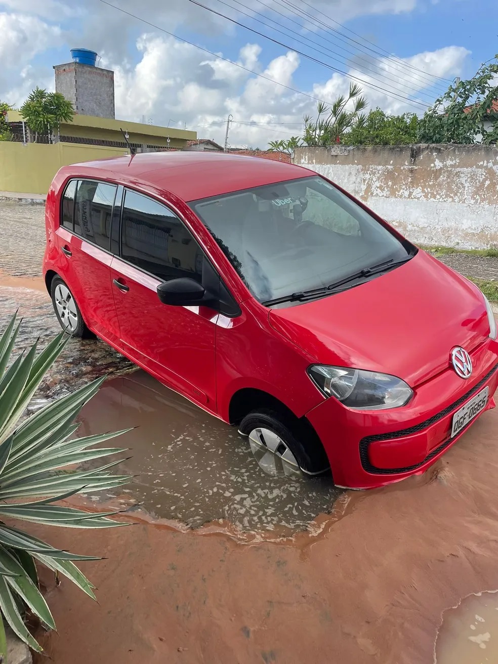 Carro cai em buraco aberto por vazamento de água em rua da Zona Norte de Natal