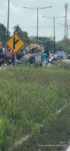 VÍDEO: Carro capota na BR-101 e deixa trânsito lento em Parnamirim