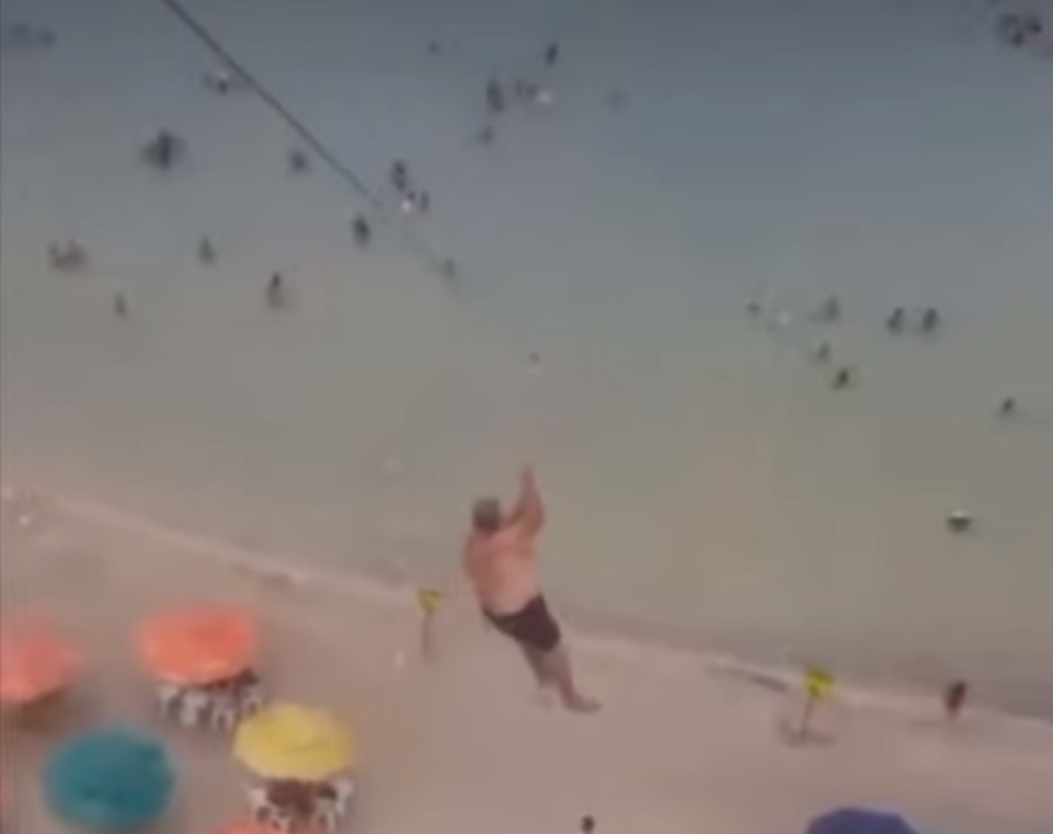 VÍDEO: Corda de tirolesa "tora" e homem cai em lagoa do RN