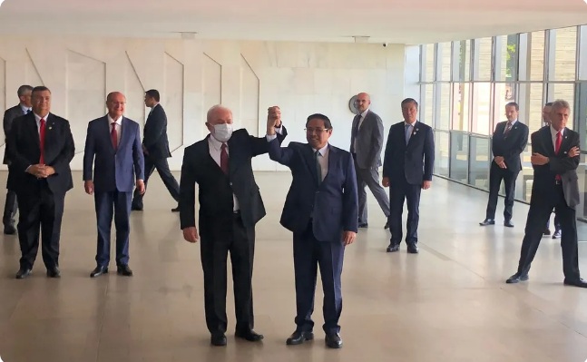 Lula usa máscara para receber primeiro-ministro do Vietnã