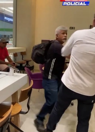 VÍDEO: Homem agride funcionário de loja e leva soco na hora