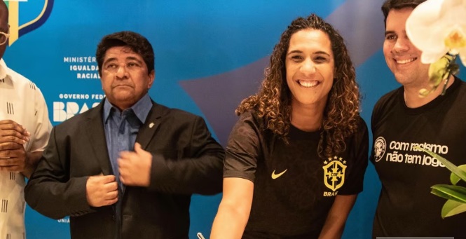 Ministra que foi ver o Flamengo em voo da FAB reclama de "violência de raça"