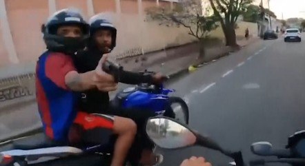 [VÍDEO] Com câmera no capacete, motociclista grava próprio assalto: 'Perdi, perdi'