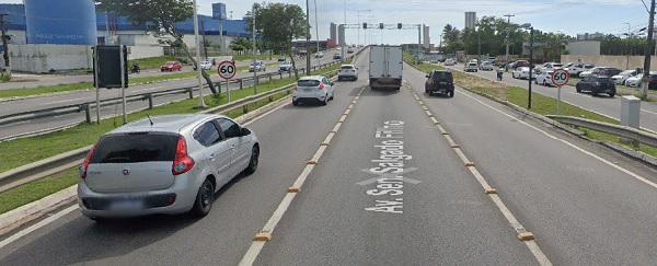 Homem rouba veículo, colide, e causa congestionamento na BR-101