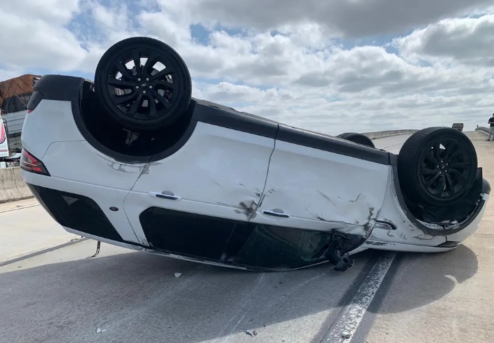 Carro capota após colisão com outro veículo na BR-304, na Grande Natal