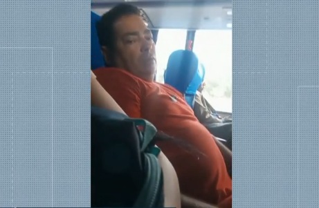 VÍDEO: Mulher finge dormir, grava importunação sexual dentro de ônibus e suspeito é preso