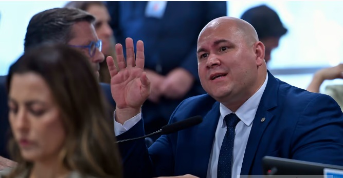 VÍDEO: Presidente da CPMI expulsa deputado após bate-boca em sessão com general Heleno