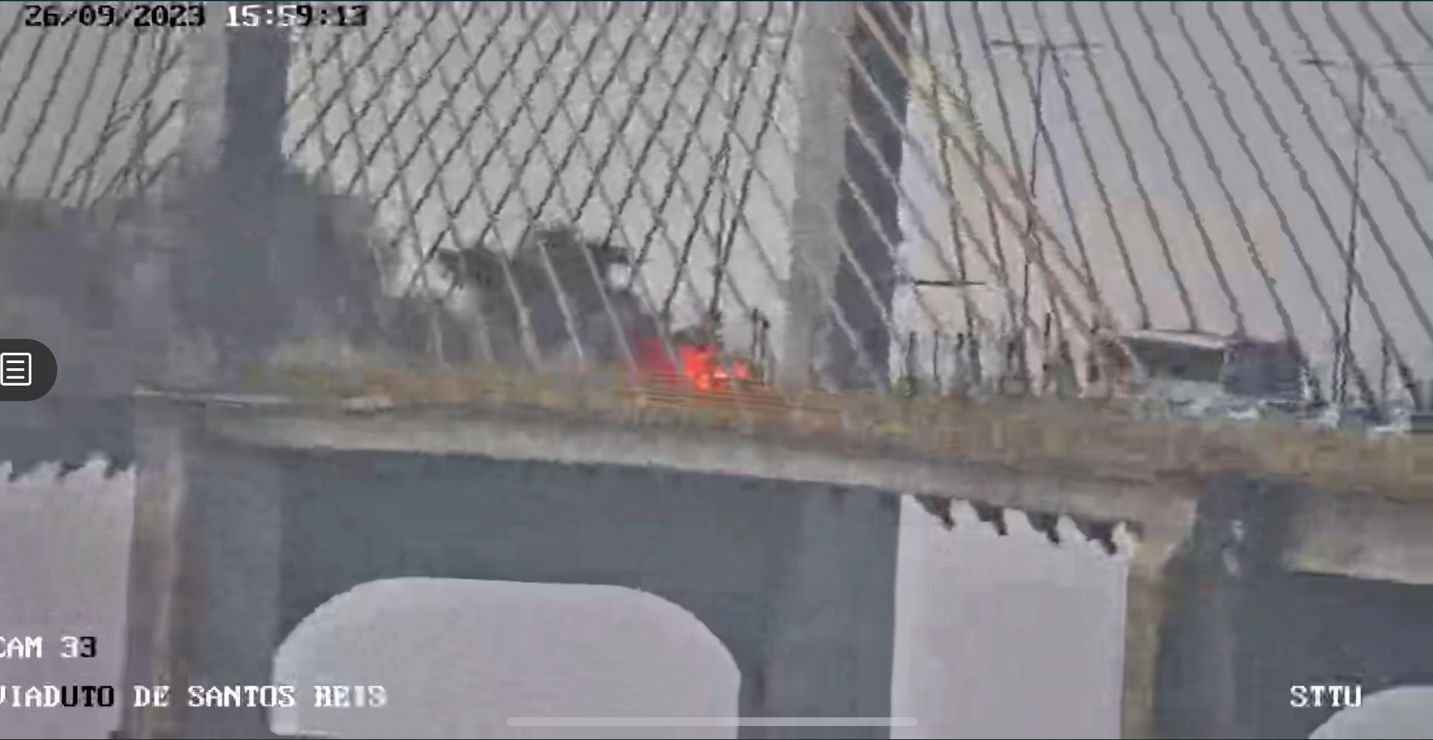 VÍDEO: Veículo pega fogo na Ponte Newton Navarro