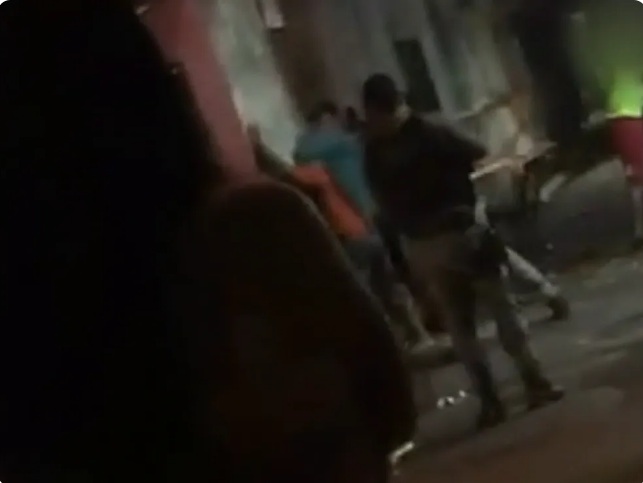 Vídeo mostra policial agredindo homem com cadeira durante abordagem em Natal; ASSISTA