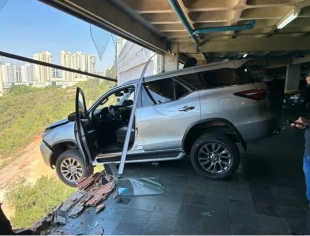 VÍDEO: Carro de luxo fica pendurado após atravessar parede de prédio