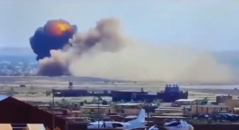 VÍDEO: Avião explode instantes depois de pousar em pista
