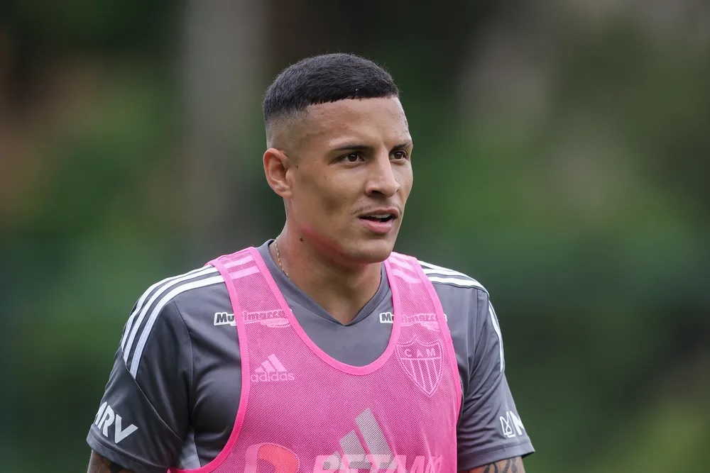 Diniz convoca Guilherme Arana para a Seleção Brasileira no lugar de Caio Henrique
