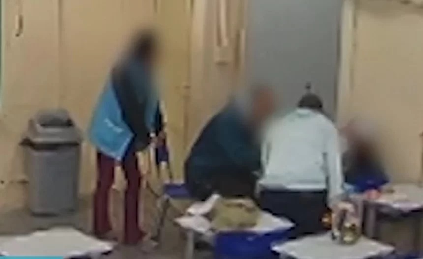 Professor ameaça aluno autista com cinto dentro de sala de aula