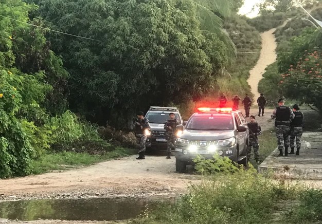 Bandidos fazem arrastão em supermercado em Ponta Negra, um deles é baleado e dois fogem por região de mata