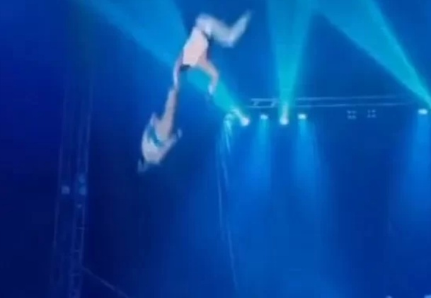 VÍDEO: Trapezistas caem de altura de 4 metros durante apresentação