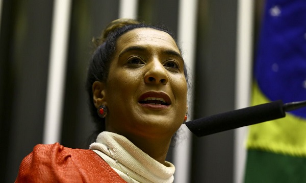 Ministra Anielle Franco aciona Justiça contra ataques em redes sociais após uso de avião da FAB