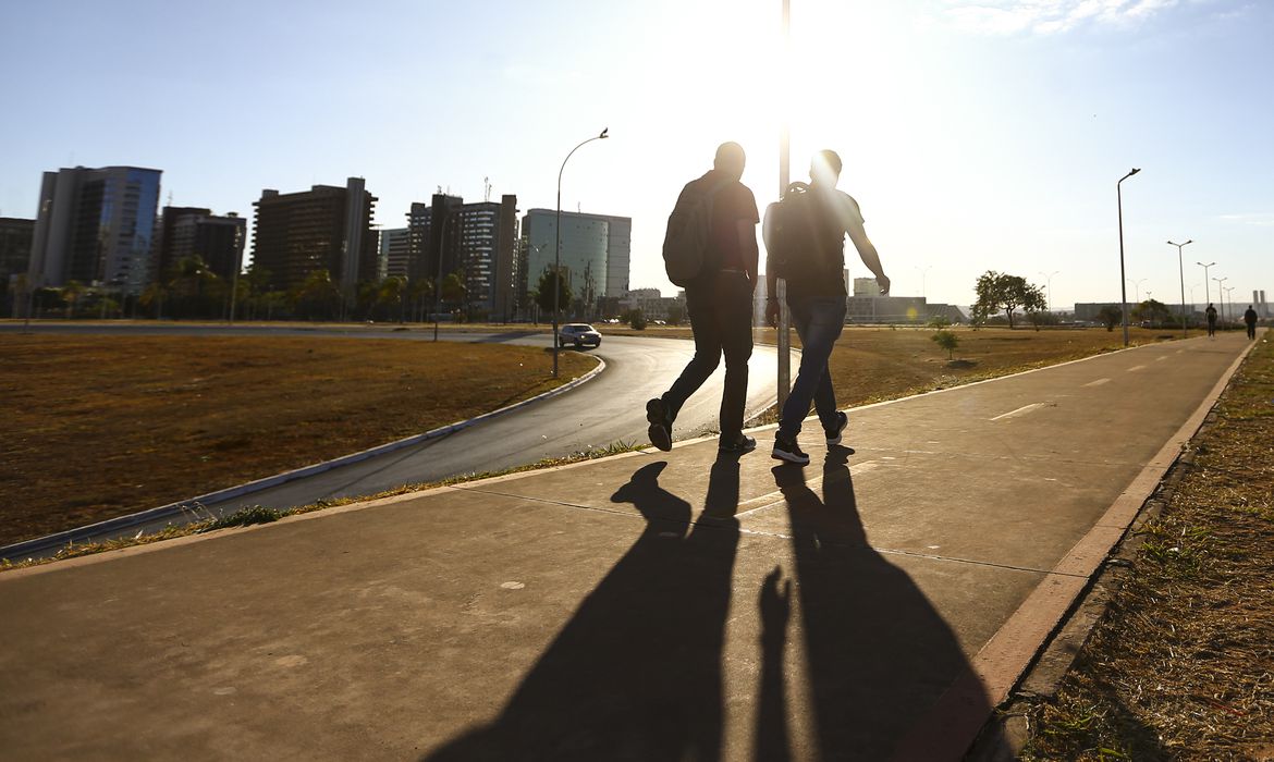 Teremos mais ondas de calor extremo em outubro? Confira previsão para todo o Brasil