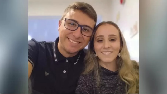 Casal é encontrado morto com marcas de tiro em cima de cama