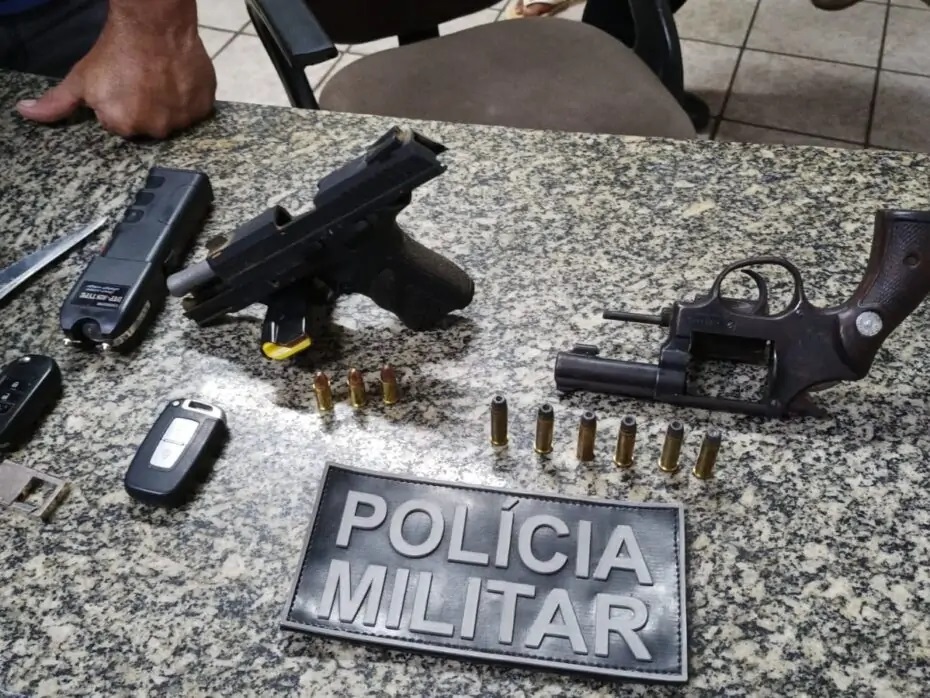 Vítima de sequestro no interior do RN escapa de cativeiro e aciona PM; cinco homens foram presos e armas apreendidas