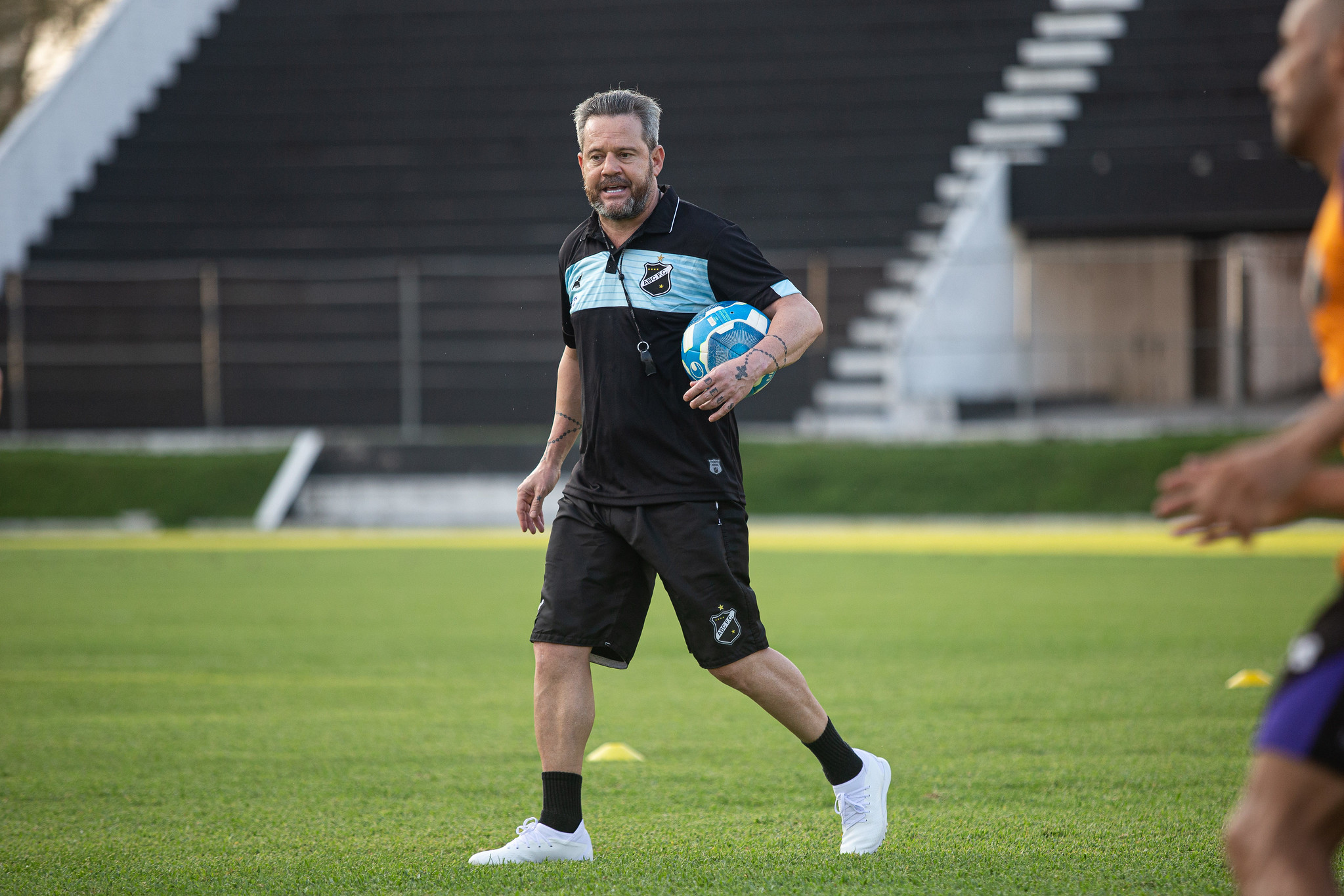 [VÍDEO] Técnico do ABC não vê jogadores do América como reforço: "Caíram para a Série D"