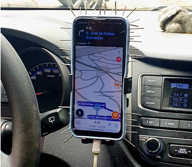 Motorista de app usa capa de celular cheia de pregos para tentar evitar assaltos
