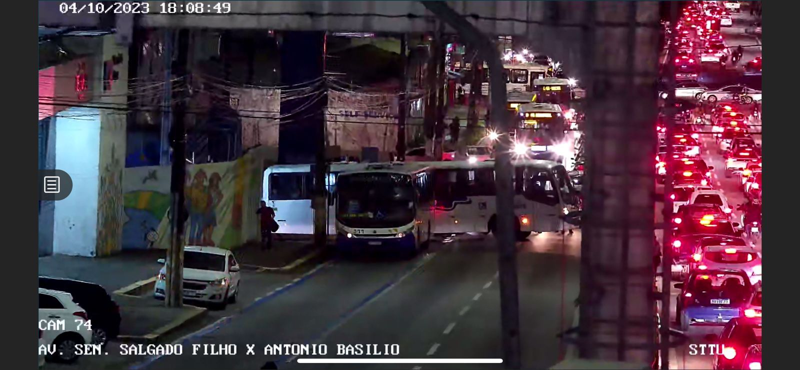 Ônibus quebra na avenida Salgado Filho e deixa trânsito complicado em Natal