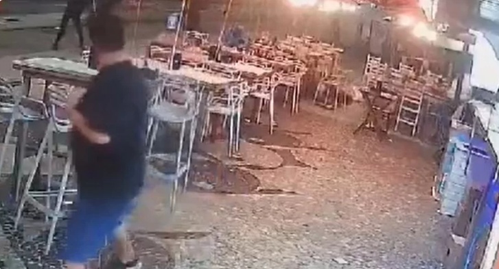 IMAGENS FORTES: Veja o momento em que irmão de Sâmia Bomfim e outros médicos são executados em quiosque no RJ