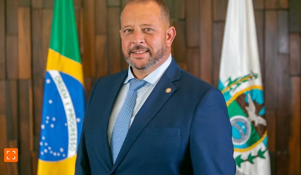 Bandidos armados invadem clube e trocam tiros com deputado