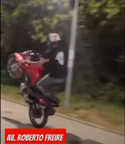 VÍDEO:  Homem empina moto no calçadão da Av. Roberto Freire