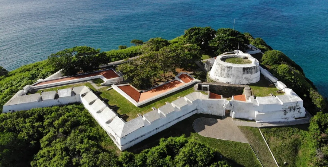 Casamento de bilionário brasileiro avaliado em R$ 10 mi fecha ponto turístico em Fernando de Noronha