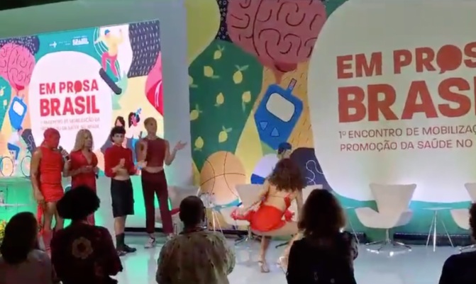 VÍDEO: Evento do Ministério da Saúde tem dancinha erótica em Brasília