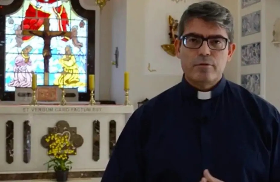Padre pede dispensa da Igreja Católica ao saber que vai ser pai