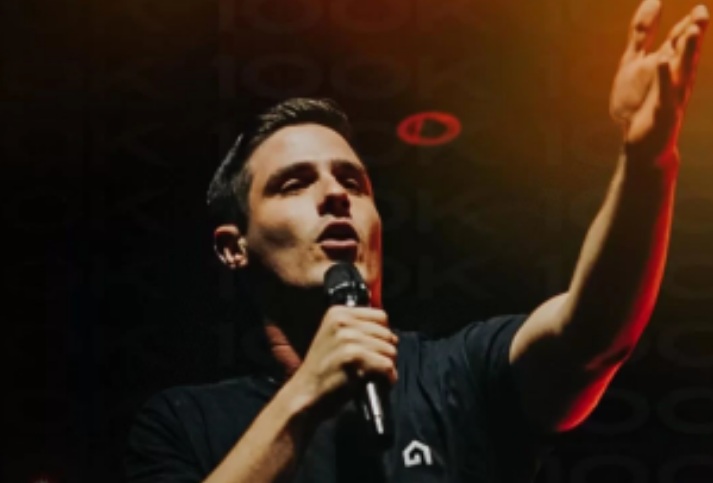 Influencer evangélico é preso acusado de estuprar três fiéis