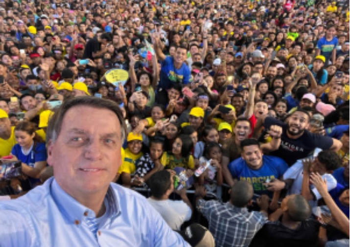 Lula fala para passarinhos, eu falo para multidões, diz Bolsonaro