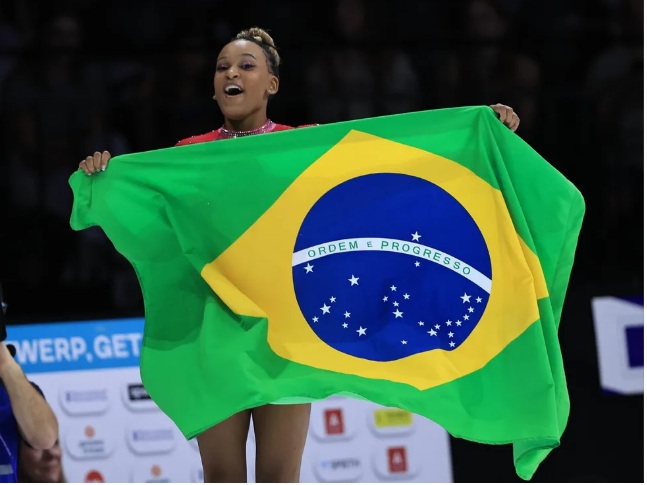 VÍDEO: Rebeca Andrade é bicampeã mundial do salto