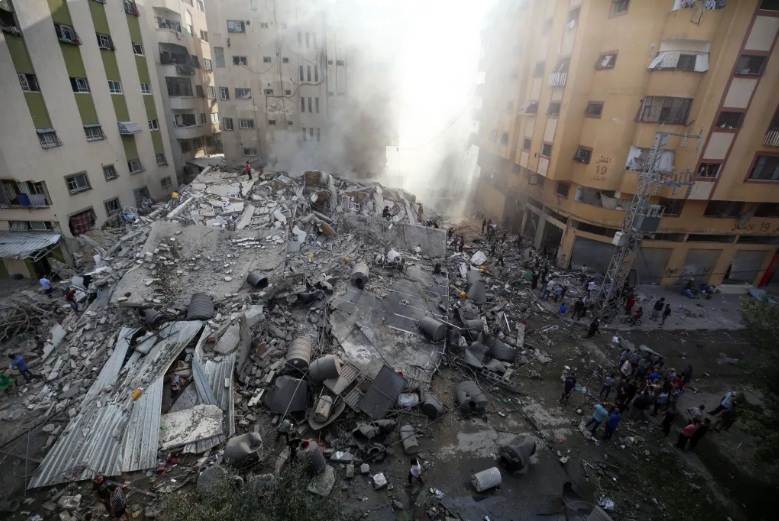 VÍDEO: Israel reage e lança contra-ataque ao grupo terrorista Hamas; prédio colapsa em Gaza