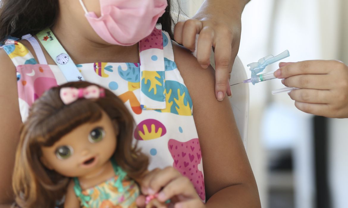 Vacinação protege crianças de sequelas da covid-19, diz especialista