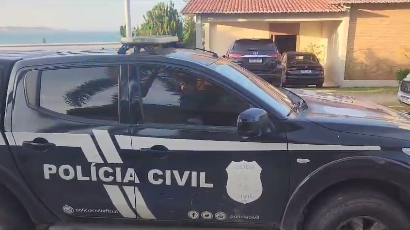 Polícia Civil encontra homicida vivendo em casa de luxo na frente da praia em Pirangi