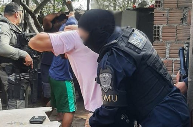 Oito homens são presos em rinha de galos na zona Oeste de Natal
