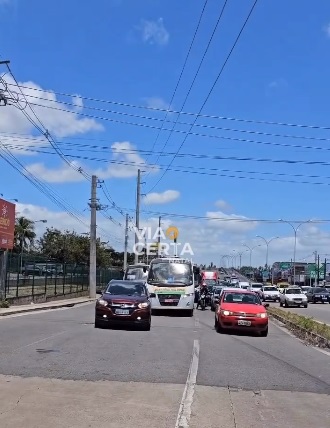 VÍDEO: Protesto de trabalhadores da Coteminas deixa trânsito lento na avenida Tomaz Landim
